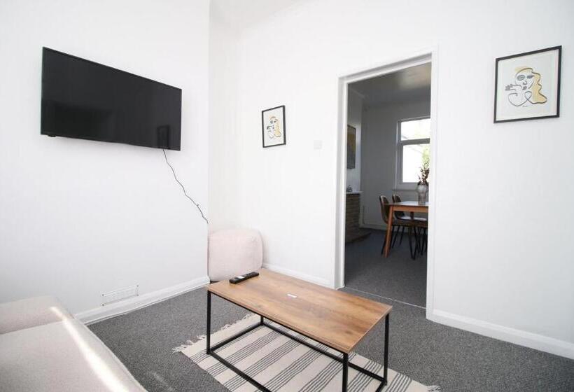 침실 1개 주택, Bristol Street | Cohost Partners