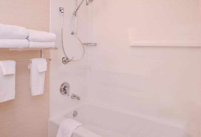 适合残疾人士使用的带超级大床的标准间, Fairfield Inn & Suites By Marriott Plymouth White Mountains