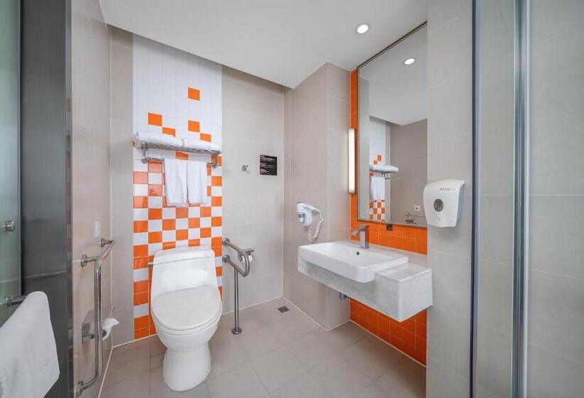 Номер Стандарт Адаптированный для Инвалидов, Guangzhou Baiyun Airport Rejoice By Argyle Hotel Rehe Metro Exit B   Free Shuttle Bus Is Provided Du