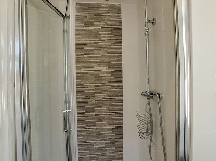 Deluxe Suite, The Lemonfield