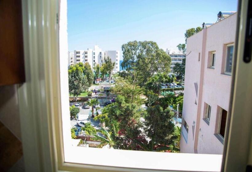 스탠다드 스튜디오, Chrysanthos Boutique Apartments