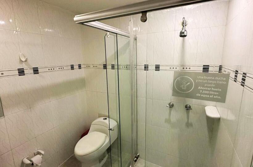 غرفة قياسية رباعية مزودة بشُرفة, Expo Hotel Ferial