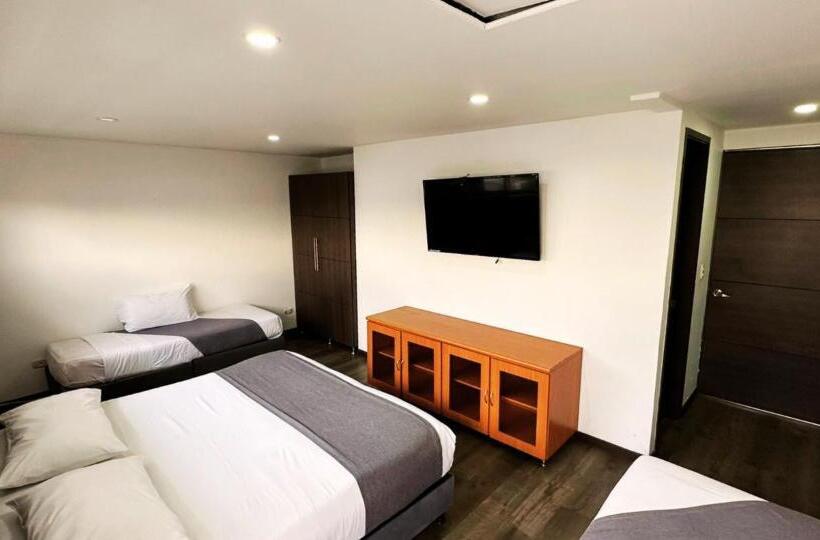 غرفة قياسية رباعية مزودة بشُرفة, Expo Hotel Ferial