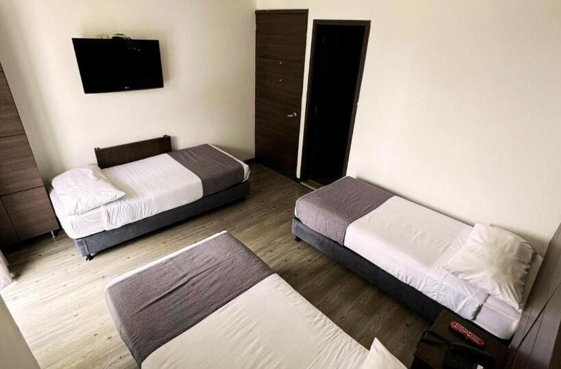 غرفة قياسية ثلاثية, Expo Hotel Ferial