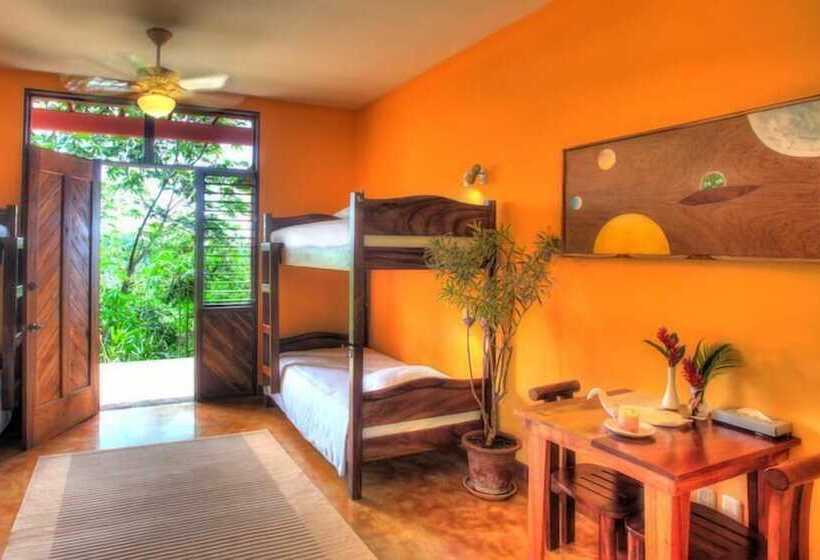 سرير فى غرفة مشتركه, Costa Rica Yoga Spa