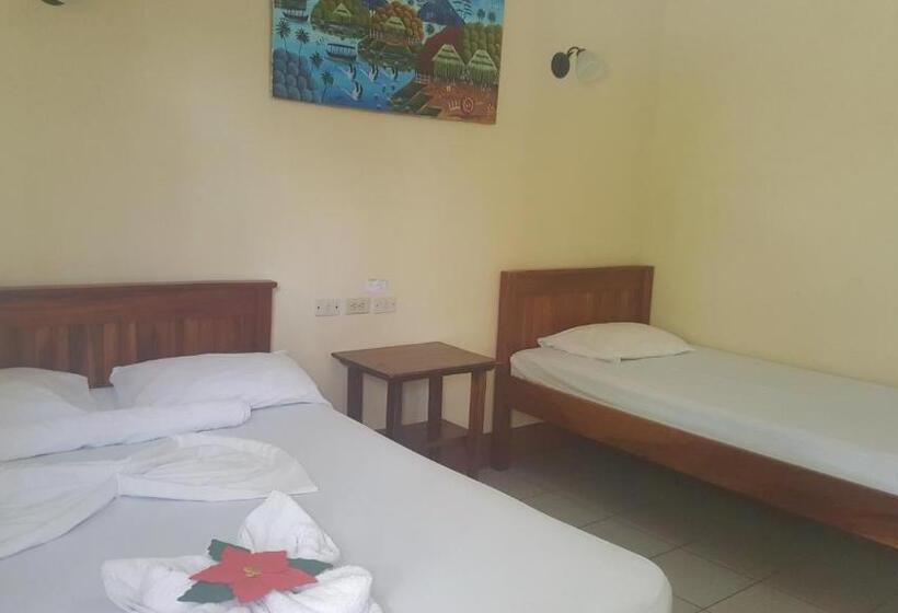 Трехместный Номер Стандарт Вид на Сад, Casa Moreno   Hostel