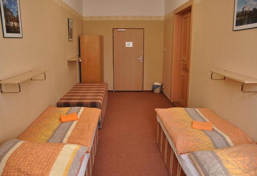 标准三人间共用浴室, Hostel Děčín
