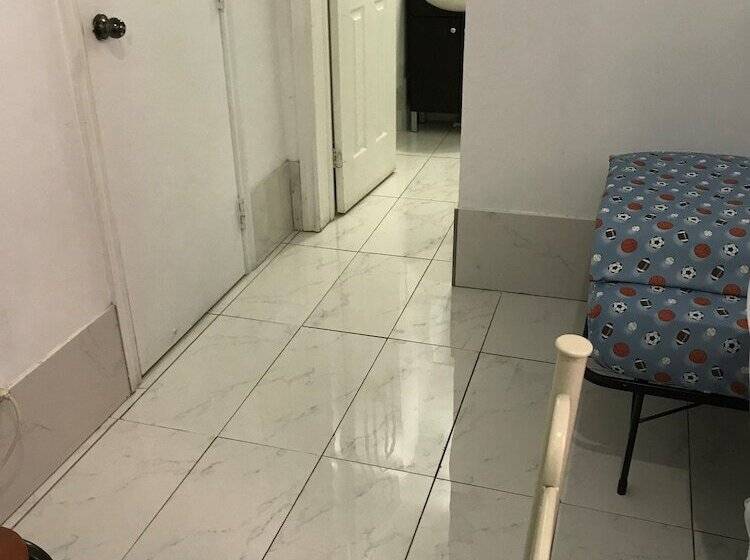 חדר סטנדרט לשלושה, Chinatown Travellers Home