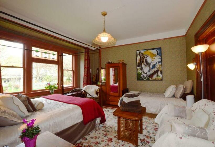 חדר מוזל מקלחת משותפת, Marketa S Bed And Breakfast