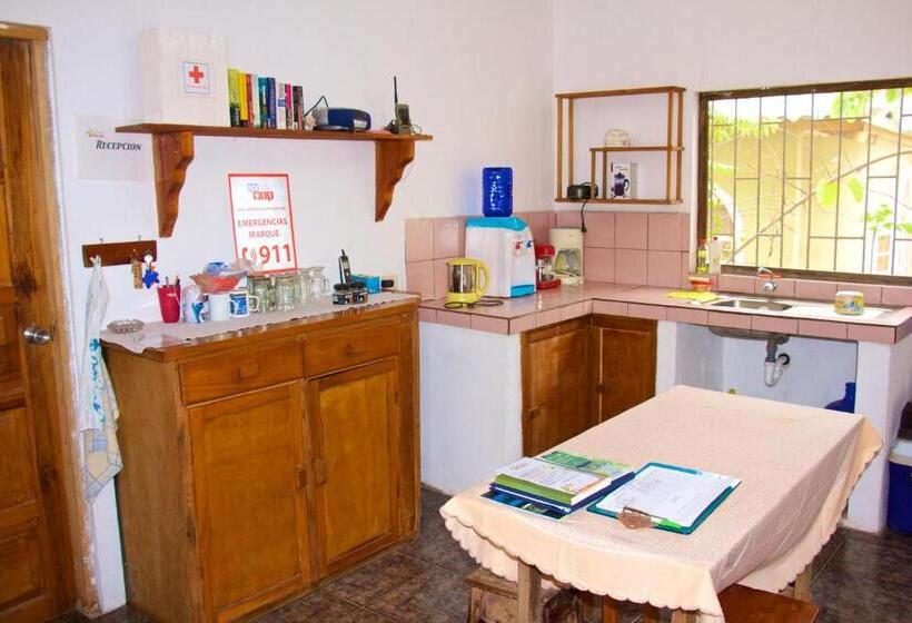 Люкс 2 Спальни, Hostal Suiza