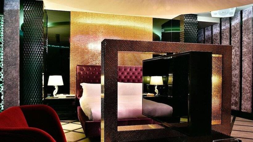 سوییت لوکس, Wehome Motel