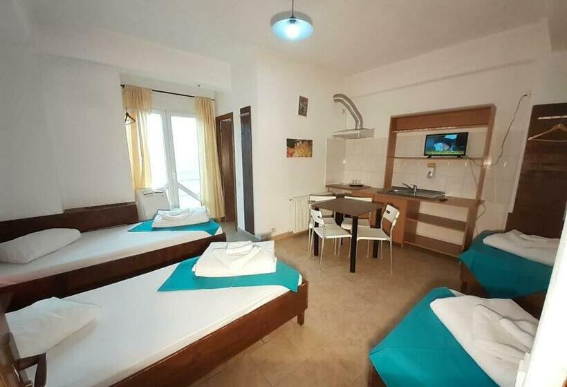 Четырехместный Номер Стандарт, Taxi Hostel