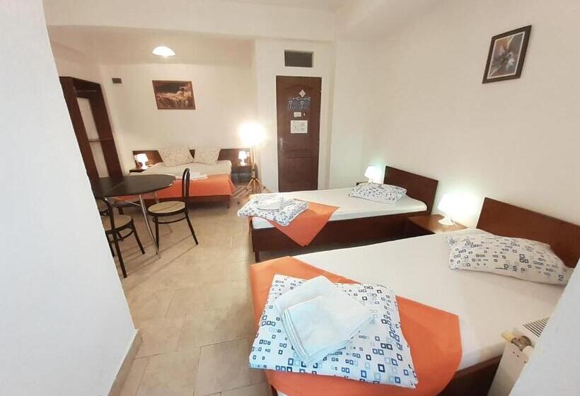 家庭间, Taxi Hostel