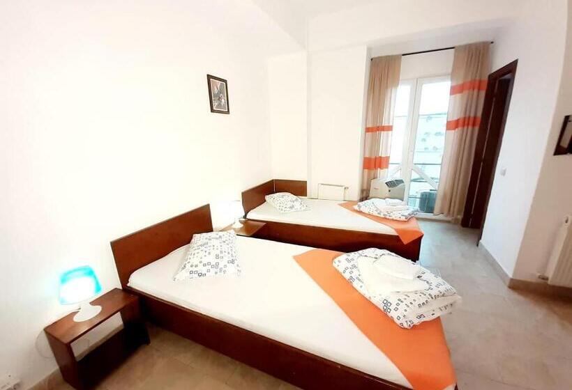家庭间, Taxi Hostel