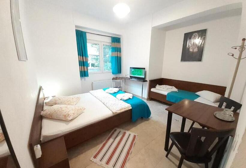 Семейный Номер, Taxi Hostel