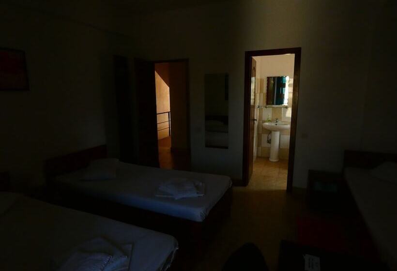 标准三人间, Taxi Hostel