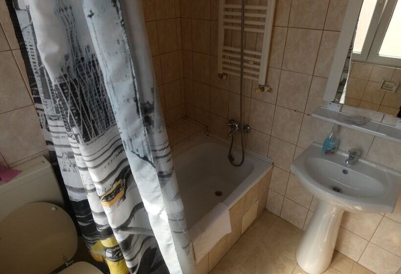家庭间, Taxi Hostel