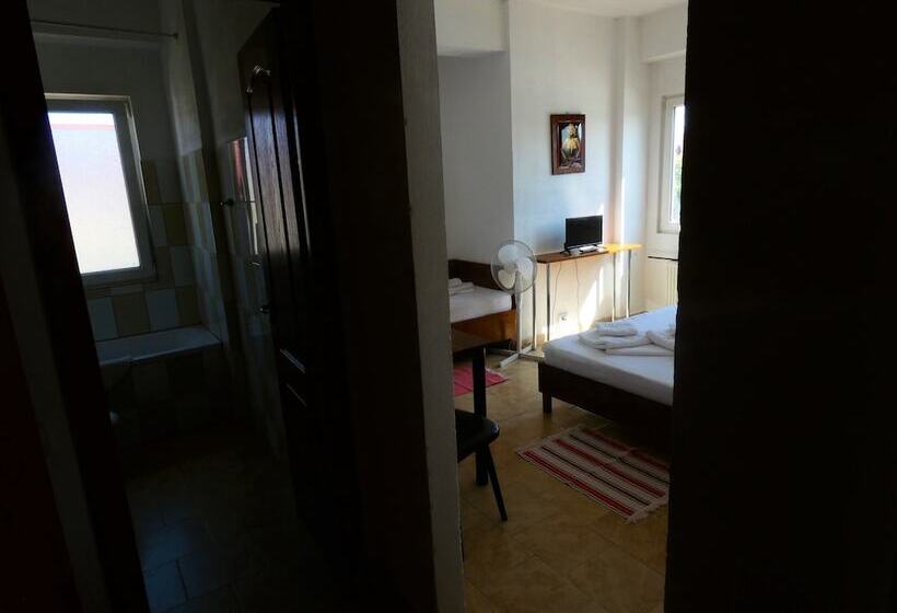 Семейный Номер, Taxi Hostel