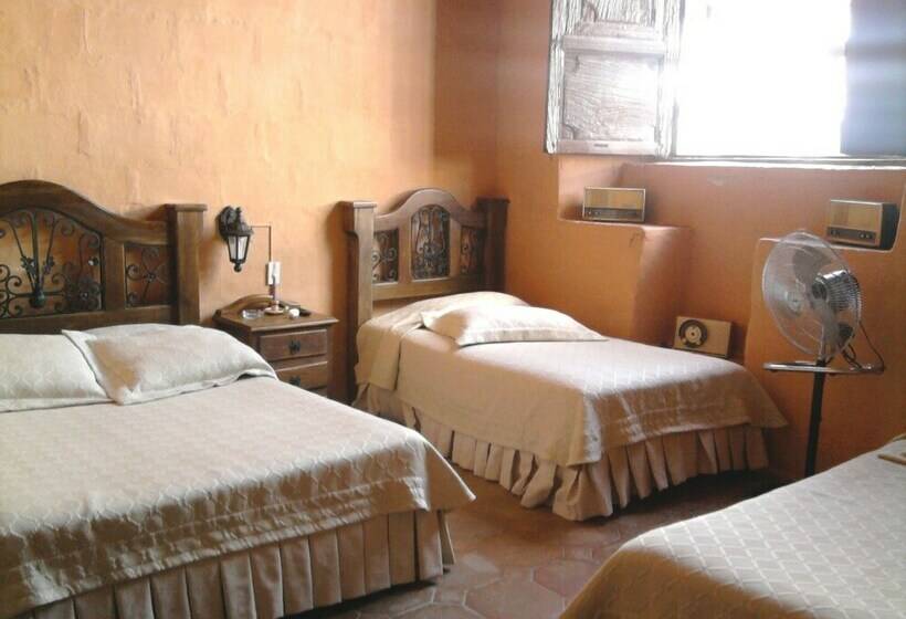 Номер Стандарт Трехместный, Hostal Restaurante Guaracu