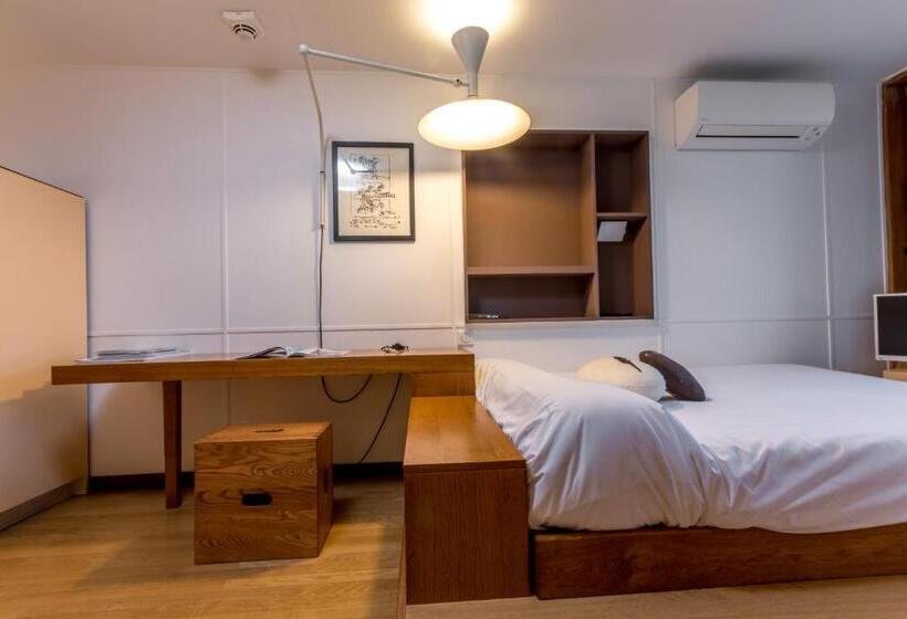 스탠다드 트리플 룸 가든 전망, Le Corbusier
