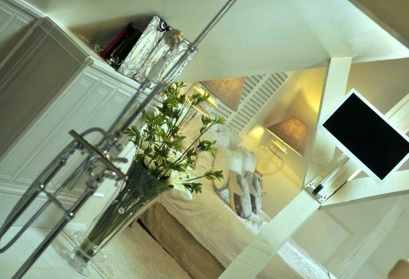 جناح إدارى, Bienvenue Chez Nous