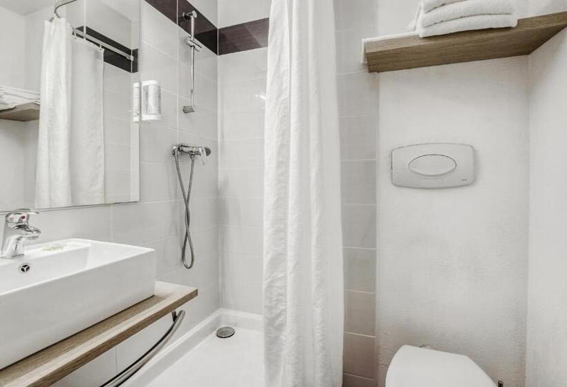 Номер Стандарт Трехместный, Brit Hotel Clermont Lʼhérault