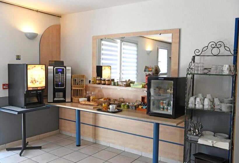 Номер Стандарт Трехместный, Brit Hotel Clermont Lʼhérault