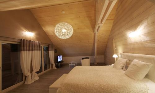 Люкс с Балконом, Chambres D'hôtes Couleurs Bois & Spa