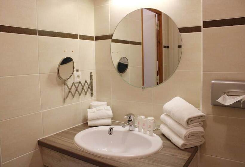 Номер Стандарт Трехместный, Hôtel L Escale Blanche