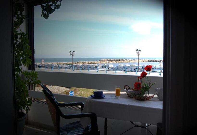 Номер Стандарт Вид на Море с Балконом, Hôtel Le Dauphin Bleu