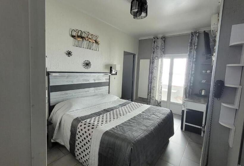 Четырехместный Номер Стандарт с Балконом, Hôtel Le Dauphin Bleu