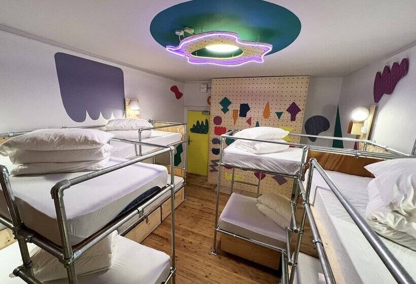 تختخواب در اتاق مشترک, Art Hostel