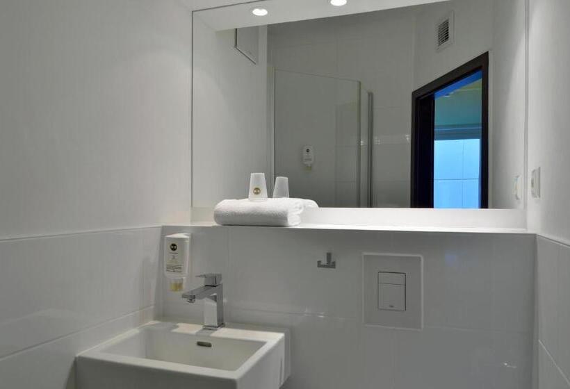 Семейный Номер, B&b Hotel Köln Airport