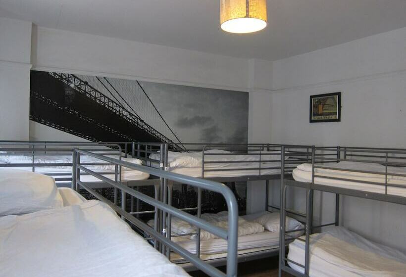 ルームシェアのワンベッド, The Horse & Stables   Hostel