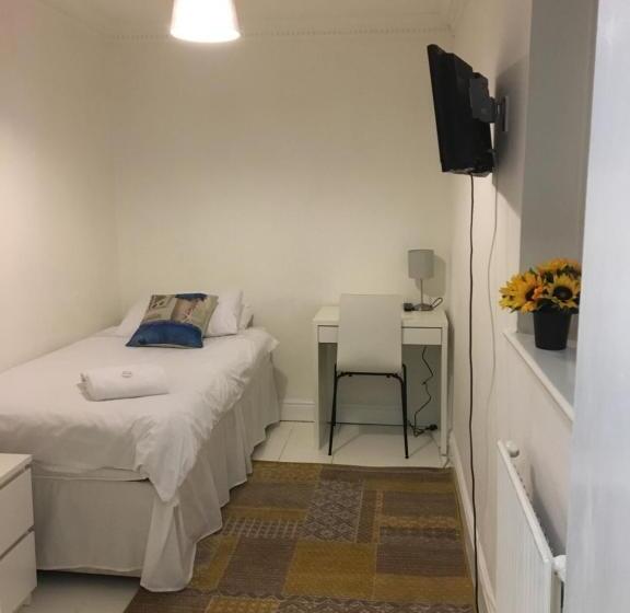 Номер Стандарт Индивидуальный, Circle Guest House Bed Only