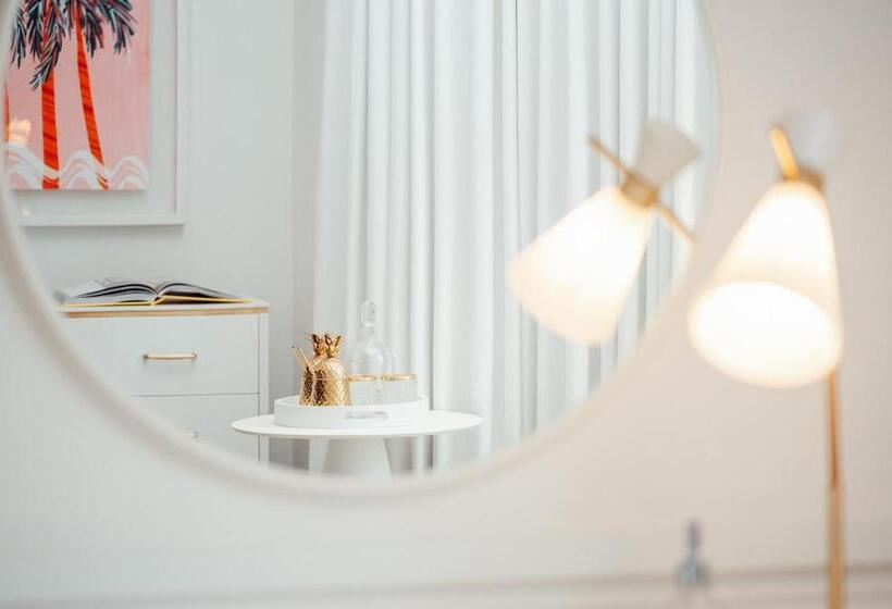 جناح مزوَّد بشرفة, The Nici