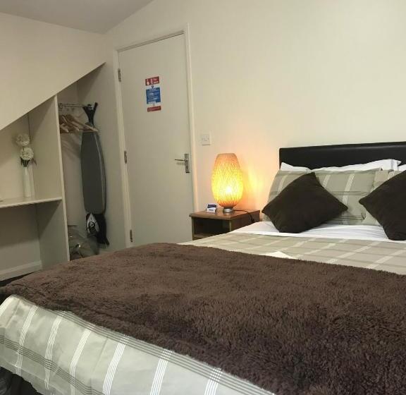 Семейный Номер, Redbeck Motel