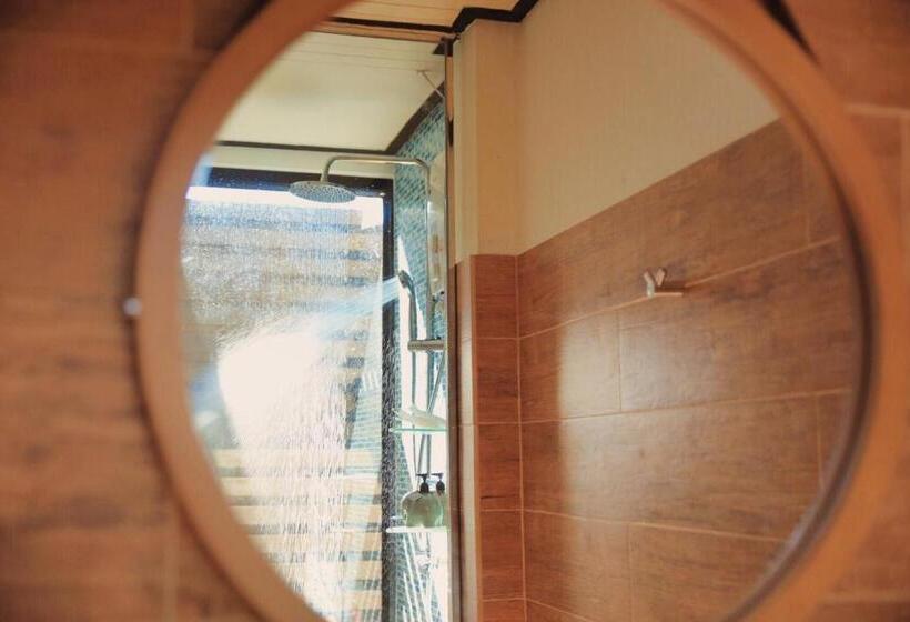 اتاق لوکس, Resolution Resort