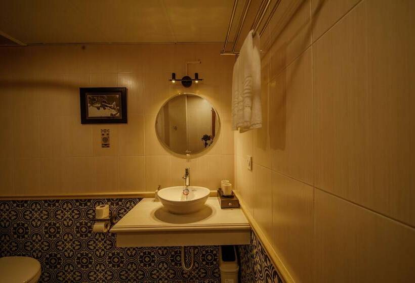 اتاق لوکس, Bonjour D An Nam