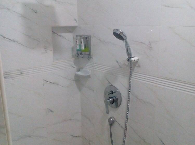 اتاق لوکس, Jayleen Clarke Quay
