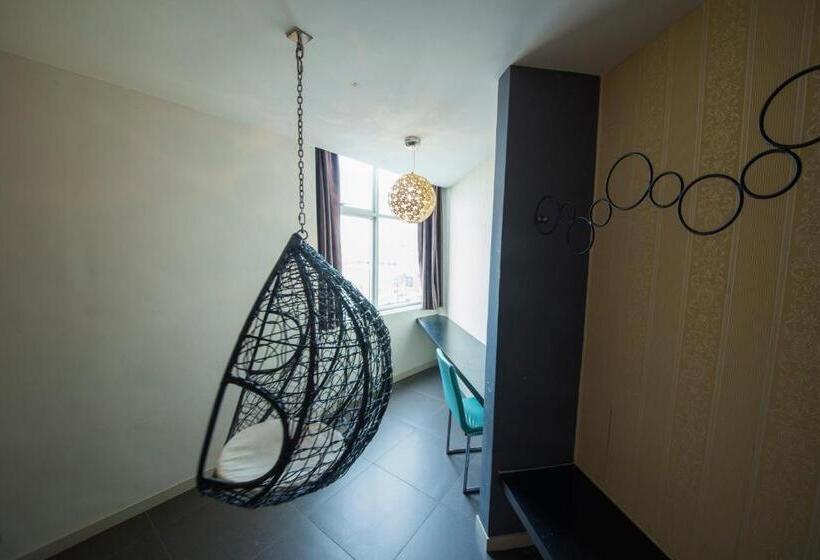 Deluxe Room, B&s Boutique
