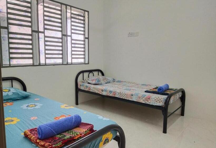 Дом 4 Спальни, Kayu Cengal Homestay