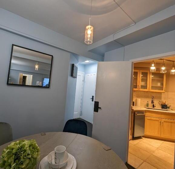 آپارتمان 1 خوابه, Fully Renovated Manhattan Gem