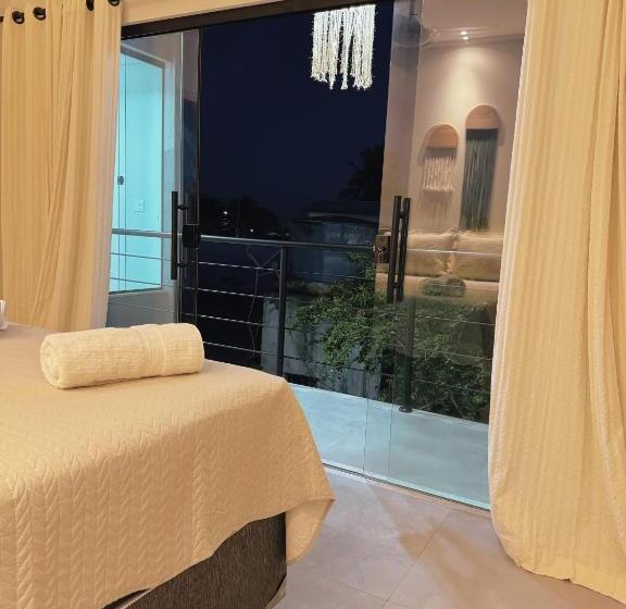 اتاق لوکس با بالکن و چشم‌انداز دریا, Quarto Vista Mar