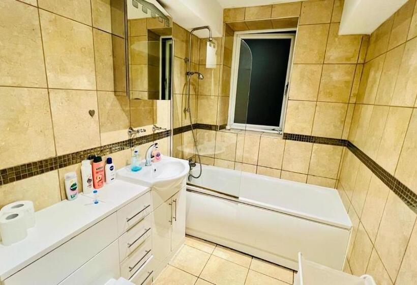 Номер Стандарт Совместная Ванная, City View Sunset Luxurious Apartment In London Zone 1 Including One Family Twin Room With Its Own St