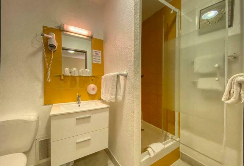 חדר משפחתי, Hôtel Le P'tit Monde