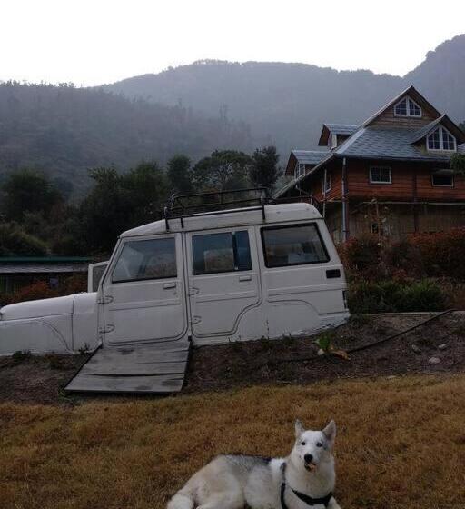 标准间, Hidden Earthen Home With An Suv Car As Entrance