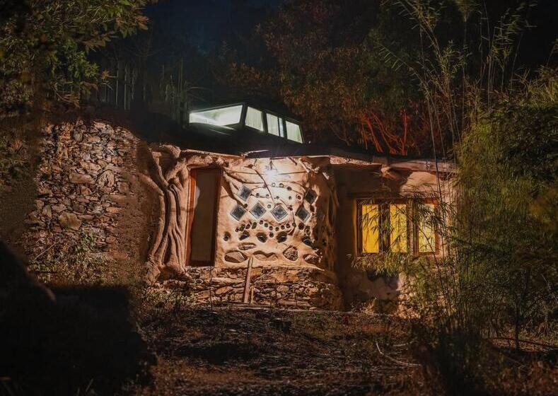 标准间, Hidden Earthen Home With An Suv Car As Entrance