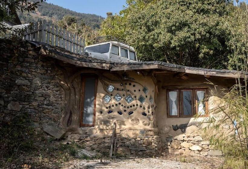 标准间, Hidden Earthen Home With An Suv Car As Entrance