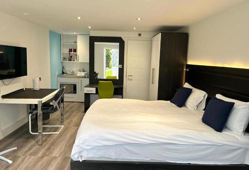Студио Стандарт Вид на Сад, Pinewood Guest House